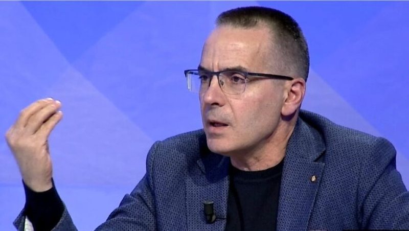 Artan Hoxha (presidenti) revoltohet për Berishën: O idiotë të dobishëm, po ju të tjerët pse nuk flisni? Artan Hoxha (presidenti) revoltohet për Berishën: O idiotë të dobishëm, po ju të tjerët pse nuk flisni?