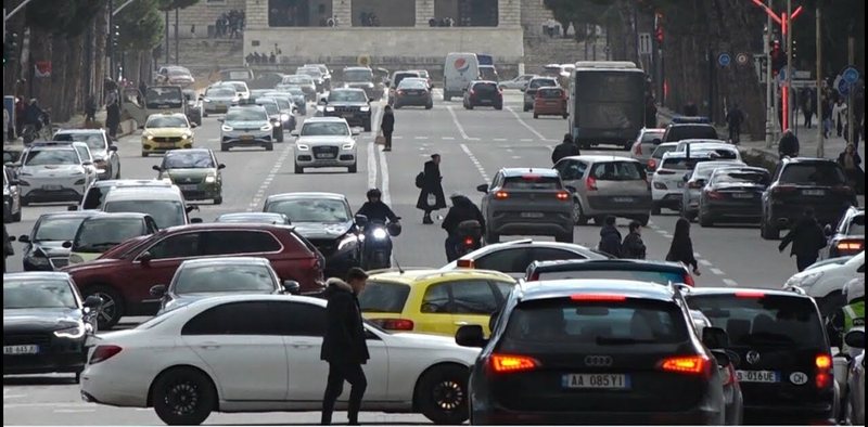 Qeveria plan kombëtar për kufizimin e makinave disa ditë të javës Qeveria plan kombëtar për kufizimin e makinave disa ditë të javës