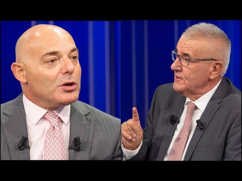 Fevziu: Nuk jam legen unë! Rakipi: Ti nuk thua dot të vërtetën, se nuk të lë Sandri! Dy specialistët e kuzhinës bajate mediatike hahen si qentë për supën e shpifur që gatuajnë! Fevziu: Nuk jam legen unë! Rakipi: Ti nuk thua dot të vërtetën, se nuk të lë Sandri! Dy specialistët e kuzhinës bajate mediatike hahen si qentë për supën e shpifur që gatuajnë!