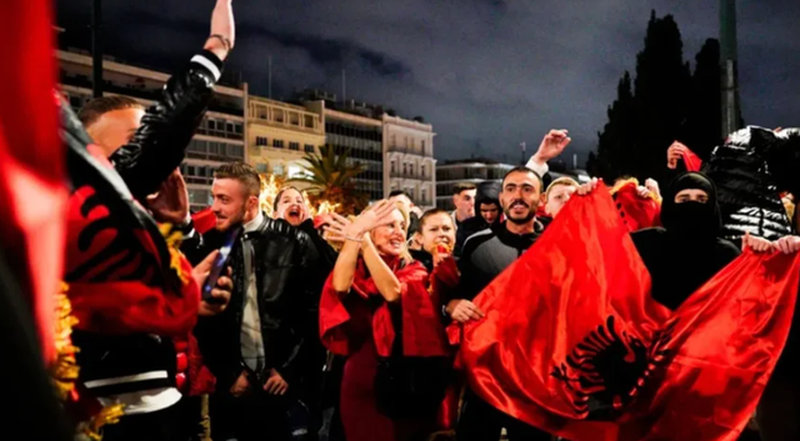 Gazetari shqiptari nga Athina: Si guxoni të thoni do na blejnë në këto zgjedhje. Turp! Gazetari shqiptari nga Athina: Si guxoni të thoni do na blejnë në këto zgjedhje. Turp!
