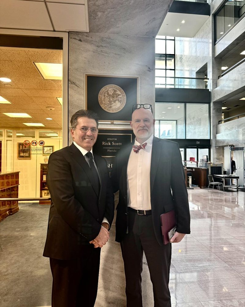 Republikani i “republikës së bananeve” i nxjerr ujin e zi koridoreve të SHBA me… foto kllounësh Republikani i “republikës së bananeve” i nxjerr ujin e zi koridoreve të SHBA me… foto kllounësh