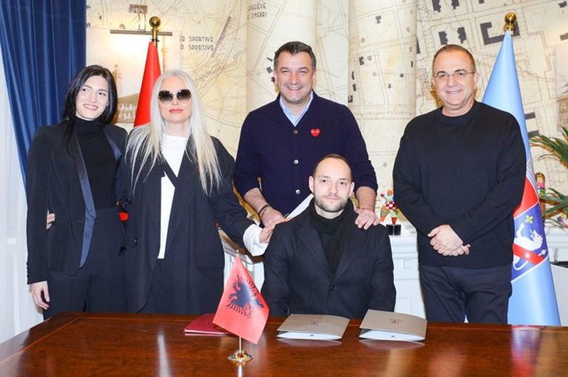 Dy fëmijët e këngëtares Ana Oxa betohen si shtetas shqiptarë Dy fëmijët e këngëtares Ana Oxa betohen si shtetas shqiptarë