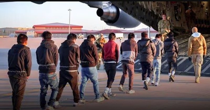 Trump premtoi dëbimin e imigrantëve të jashtëligjshëm, largohen të lidhur me zinxhirë njëri pas tjetrit Trump premtoi dëbimin e imigrantëve të jashtëligjshëm, largohen të lidhur me zinxhirë njëri pas tjetrit