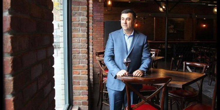 Plumbat e kufitarëve më kalonin mbi kokë! Historia e pabesueshme e shqiptarit që u arratis në ’90-ën dhe sot drejton restorante në SHBA Plumbat e kufitarëve më kalonin mbi kokë! Historia e pabesueshme e shqiptarit që u arratis në ’90-ën dhe sot drejton restorante në SHBA