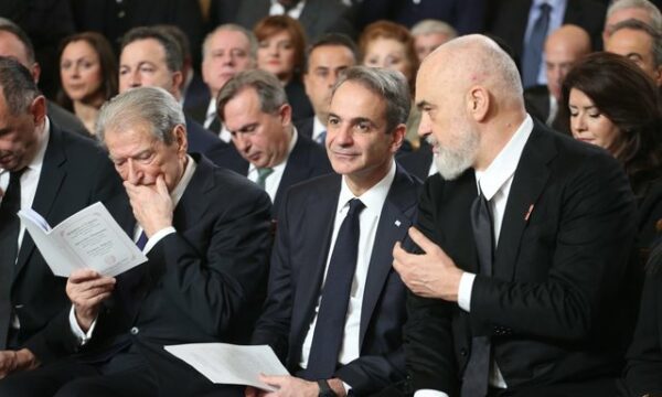 Skandal! I paftuari Sali Berisha me probleme, zë vendin e caktuar për diplomatët krahë Micotaqit! Ndërhyn portokolli por ai nuk çohet (Foto) Skandal! I paftuari Sali Berisha me probleme, zë vendin e caktuar për diplomatët krahë Micotaqit! Ndërhyn portokolli por ai nuk çohet (Foto)