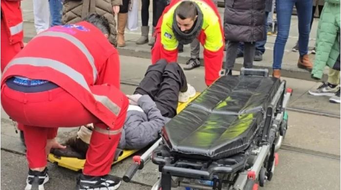 Tensionohet situata në Beograd, studentët protestë masive kundër Vuçiç, një makinë hyn mes turmës dhe përplas të rinjtë Tensionohet situata në Beograd, studentët protestë masive kundër Vuçiç, një makinë hyn mes turmës dhe përplas të rinjtë
