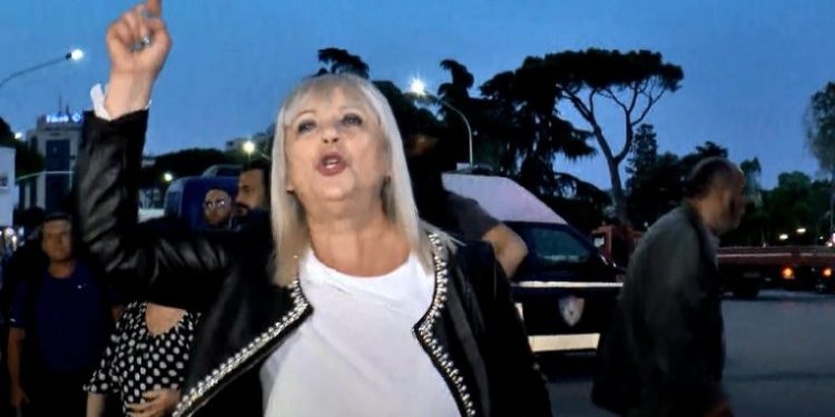 Adriana Kalaja nuk përmbahet: Çfarë Amerike thoni ju, ai është vendi i orgjive? Altin Dumani të japë dorëheqjen, se e ka kritikuar dhe Baton Haxhiu Adriana Kalaja nuk përmbahet: Çfarë Amerike thoni ju, ai është vendi i orgjive? Altin Dumani të japë dorëheqjen, se e ka kritikuar dhe Baton Haxhiu