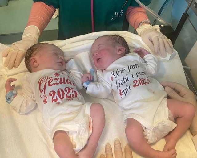 Ares dhe Rajd, të lindurit e parë të 2025-ës janë binjakë. Rama publikon foton e dy vëllezërve: Çfarë viti filloi. Janë lajmësit e një viti me bereqet! Ares dhe Rajd, të lindurit e parë të 2025-ës janë binjakë. Rama publikon foton e dy vëllezërve: Çfarë viti filloi. Janë lajmësit e një viti me bereqet!