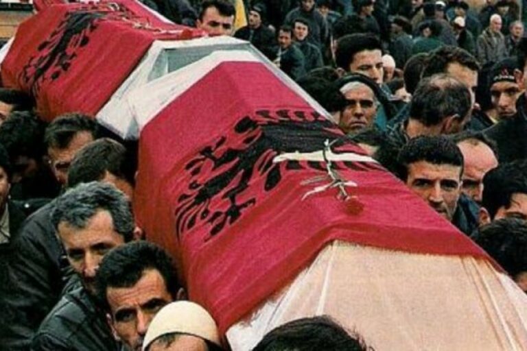 U vranë mbi 45 civilë të pafajshëm shqiptarë, 26 vite nga Masakra e Reçakut U vranë mbi 45 civilë të pafajshëm shqiptarë, 26 vite nga Masakra e Reçakut