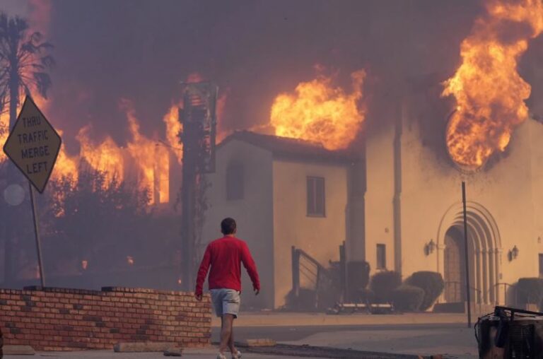 “Situatë katastrofike”! Ekspertët tregojnë arsyet: Ja pse ndodhi zjarri në Los Angelos