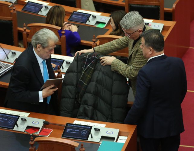 Çfarë “mazhordomësh” në oborrin e “Napoleonit” të SHQUP-it…Noka dhe Gjekmarkaj në orarin e punës Çfarë “mazhordomësh” në oborrin e “Napoleonit” të SHQUP-it…Noka dhe Gjekmarkaj në orarin e punës