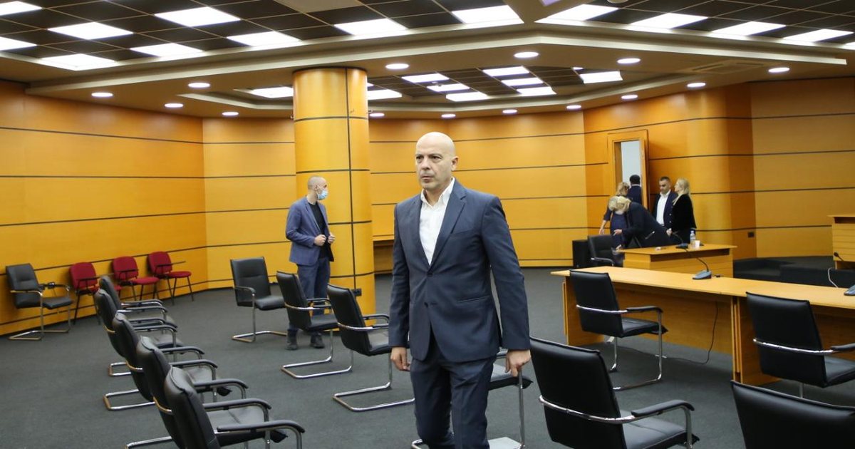 Olsi Dado, prokuror pa magjistraturë apo analfabet funksional… duhet të jap shpjegim: A është e njejtë vepra penale e  korrupsionit pasiv me atë aktiv? Kush i’u lejon të talleni me ligjin apo nuk dini ta lexoni?