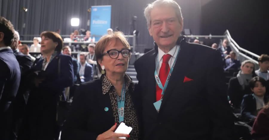 Berisha takohet me mikeshën e Kuqos së PD, çan rrethimin ndërkombëtar, sfidon Mediun për foto në kongresin e CDU si i paftuar Berisha takohet me mikeshën e Kuqos së PD, çan rrethimin ndërkombëtar, sfidon Mediun për foto në kongresin e CDU si i paftuar