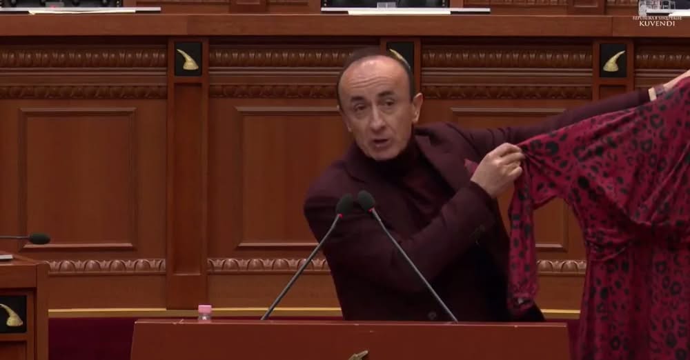 Dash Sula lë biznesin e gjelave fillon atë të “intimave” falë prokuror noterit Olsi …shesin fustane në tezgat e parlamentit Dash Sula lë biznesin e gjelave fillon atë të “intimave” falë prokuror noterit Olsi …shesin fustane në tezgat e parlamentit