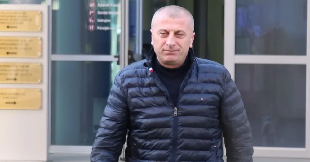 SPAK vazhdon sulmet ndaj Bashkive të majta! Licensimi pa leje i karburantit?! GJKKO shpall të pafajshëm kryebashkiakun e Devollit, Eduard Duro dhe 4 zyrtarët e tjerë SPAK vazhdon sulmet ndaj Bashkive të majta! Licensimi pa leje i karburantit?! GJKKO shpall të pafajshëm kryebashkiakun e Devollit, Eduard Duro dhe 4 zyrtarët e tjerë