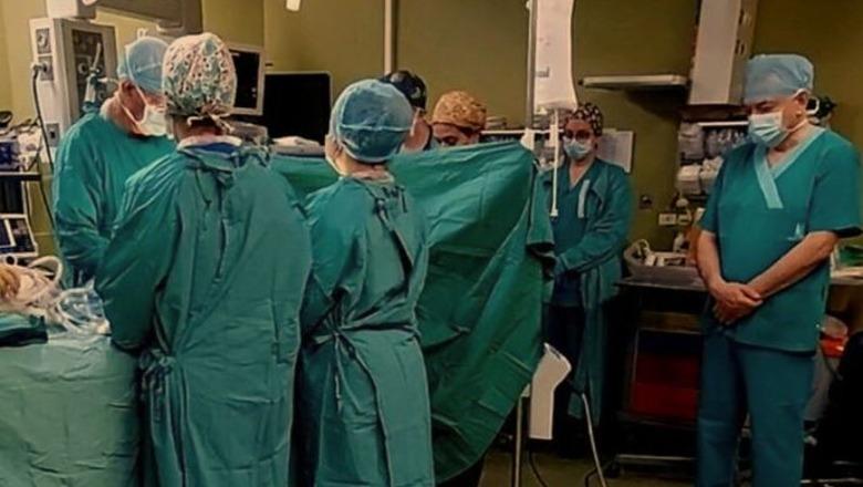 Mjekët në lot përulen para trupit të 3-vjeçarit grek që u vra dhunshëm nga e ëma dhe kollovari: Zemra e tij do rrahi përjetë në gjoksin e një fëmijë në Gjermani Mjekët në lot përulen para trupit të 3-vjeçarit grek që u vra dhunshëm nga e ëma dhe kollovari: Zemra e tij do rrahi përjetë në gjoksin e një fëmijë në Gjermani