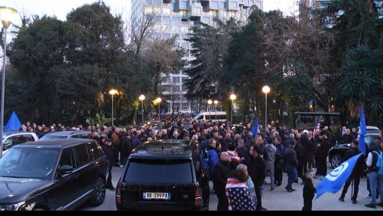 Pamjet me dron: “Më e madhja në histori”?! Shikoni si njerëz mblodhi Berisha në protestën e PD