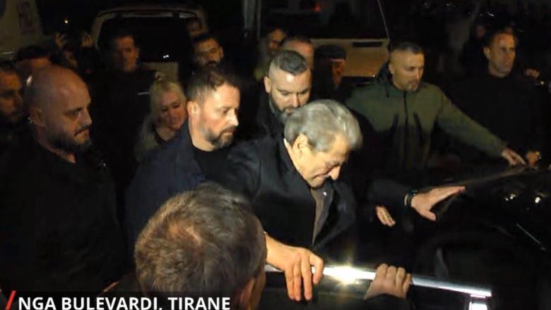 Mbyllet protesta e PD-së, Berisha niset për në Romë nën ‘shoqërinë’ e militantëve Mbyllet protesta e PD-së, Berisha niset për në Romë nën ‘shoqërinë’ e militantëve