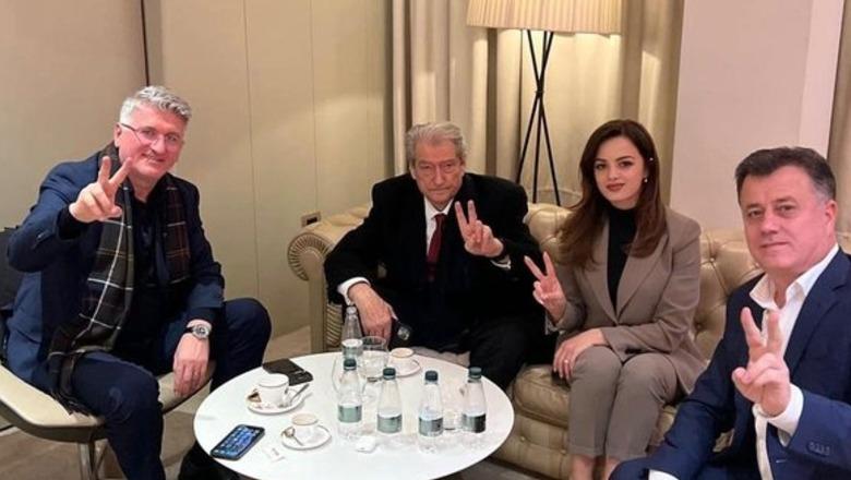 I “lodhur” nga protesta më e “madhe” e bërë ndonjëherë, Berisha i lumtur pozon në Rinas me Gjekmarkajn dhe Mulin! I “lodhur” nga protesta më e “madhe” e bërë ndonjëherë, Berisha i lumtur pozon në Rinas me Gjekmarkajn dhe Mulin!