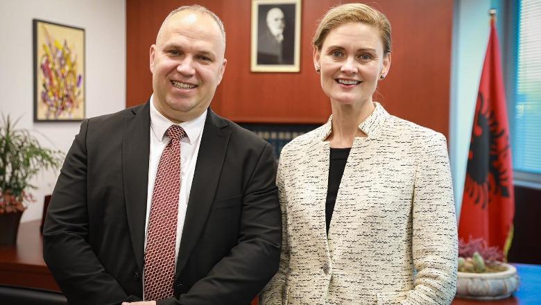 Radiotelevizioni Shqiptar sajon lajme të rreme për një takim të Ambasadës së SHBA me gjyqtarin Bani duke sajuar dhe një fotomontazh Radiotelevizioni Shqiptar sajon lajme të rreme për një takim të Ambasadës së SHBA me gjyqtarin Bani duke sajuar dhe një fotomontazh