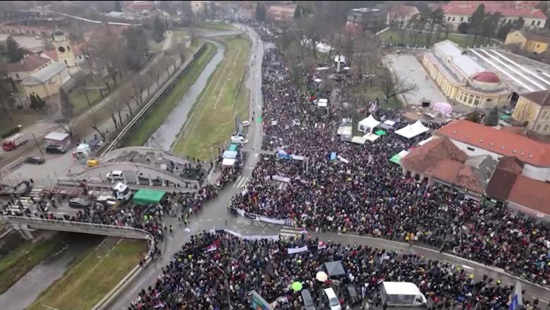 Serbi/ Protesta masive nga studentët në Kragujevc, paralelisht Vuçiç mbledh qindra mijëra në Mitrovicë: Nënshkruhet ‘Deklarata për Vojvodinën’ Serbi/ Protesta masive nga studentët në Kragujevc, paralelisht Vuçiç mbledh qindra mijëra në Mitrovicë: Nënshkruhet ‘Deklarata për Vojvodinën’