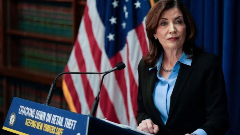 Nuk mund ta shkarkojmë një të zgjedhur vendor nën hetim për korrupsion! Guvernatorja shqyrton mundësinë e shkarkimit të kryebashkiakut të Nju Jorkut