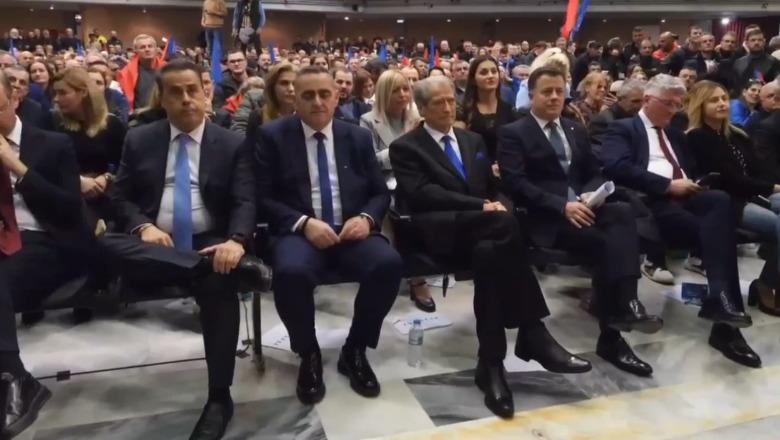 VIDEO/ I braktisur nga mërgata! Efkaristo, efkaristo…kur Berisha e kupton se sallën në Athinë e kishin mbushur mercenarët  “vorioepiriot” të Belerit dhe Kolilës dhe minoritarët e Dules