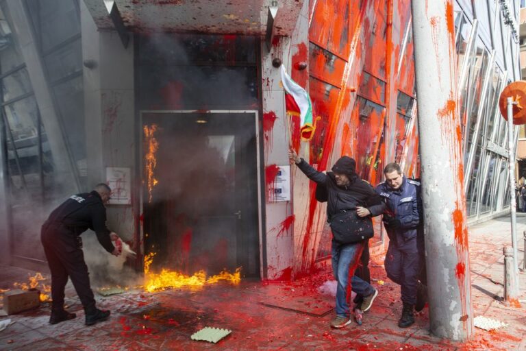 Protesta kundër futjes në zonën e euros në Bullgari: Protestuesit sulmojnë zyrën e BE-së në Sofje Protesta kundër futjes në zonën e euros në Bullgari: Protestuesit sulmojnë zyrën e BE-së në Sofje