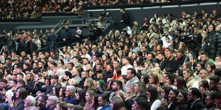 Çfarë humbëm nga të rinjtë e PS? Gjimazistja nga Bilishti që foli pa entuziasëm: Nuk na mbani dot në Shqipëri me urdhër! Çfarë humbëm nga të rinjtë e PS? Gjimazistja nga Bilishti që foli pa entuziasëm: Nuk na mbani dot në Shqipëri me urdhër!