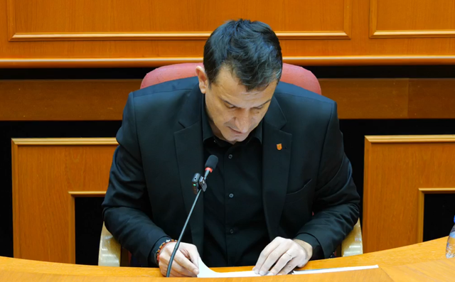 Mero Baze: Pikëpyetjet e “verifikimit” për Nesti Angonin