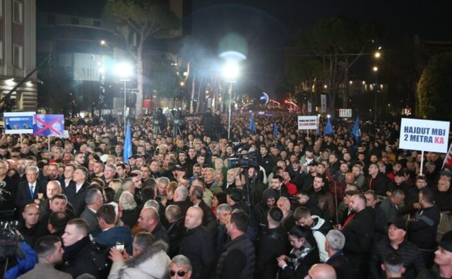 Hodhi lëndë plasëse drejt efektivëve, arrestohet një 19-vjeçar, procedohen katër protestues të tjerë Hodhi lëndë plasëse drejt efektivëve, arrestohet një 19-vjeçar, procedohen katër protestues të tjerë