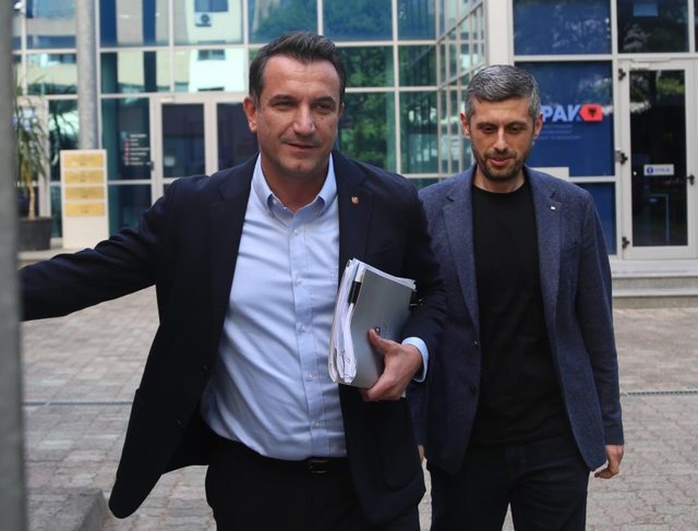 “Nuk më befason ky fund absurd”! U arrestua sot, reagon kryebashkiaku i Tiranës Erion Veliaj: Nuk kam më detyrimin të hesht për çfarë më kanë parë sytë “Nuk më befason ky fund absurd”! U arrestua sot, reagon kryebashkiaku i Tiranës Erion Veliaj: Nuk kam më detyrimin të hesht për çfarë më kanë parë sytë