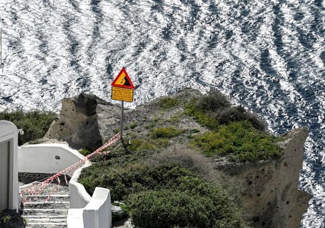 Toka e Santorinit nuk gjen paqe, shtohet intensiteti: Tërmeti 5.3 ballë godet ishullin, më i fuqishmi i regjistruar deri tani Toka e Santorinit nuk gjen paqe, shtohet intensiteti: Tërmeti 5.3 ballë godet ishullin, më i fuqishmi i regjistruar deri tani