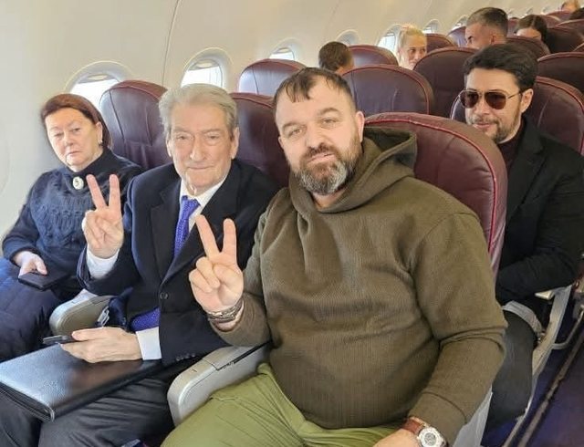 Tre “non grata” drejt Berlinit! Berisha vizitë familjare me Zenin dhe Lirin: Dështon tubimi me diasporën, njoftohet anulimi i tij Tre “non grata” drejt Berlinit! Berisha vizitë familjare me Zenin dhe Lirin: Dështon tubimi me diasporën, njoftohet anulimi i tij