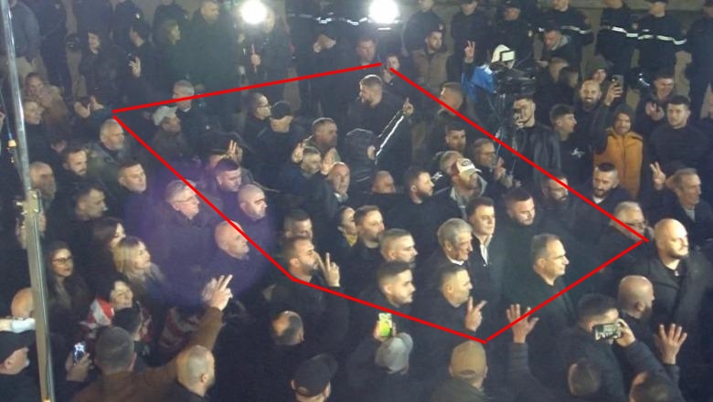 Berisha i rrethuar me 50 truproja nga selia deri në shesh! Gardh ‘ushtarak’ sigurie, nga kush trembet ish-kryeministri?! Berisha i rrethuar me 50 truproja nga selia deri në shesh! Gardh ‘ushtarak’ sigurie, nga kush trembet ish-kryeministri?!