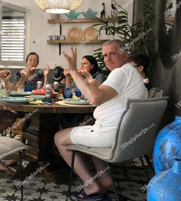 Foto-dokument/ Shtypi po i diskretiton me fakte: Dosja e Dados dhe e Dumanit një paçavure e sajuar! Babai i Ajola Xoxes në vilën e tij në Qerret para shumë vitesh!