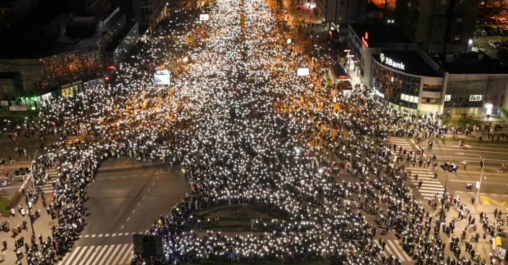 VIDEO/ Studentët serbë bashkohen në Novi Sad, pamjet nga demonstrata e re masive
