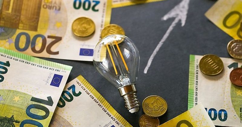 Hyn në fuqi ulja e çmimit të energjisë: Tarifimi sipas kategorive, zbritja reflektohet në faturat që paguhen në mars Hyn në fuqi ulja e çmimit të energjisë: Tarifimi sipas kategorive, zbritja reflektohet në faturat që paguhen në mars