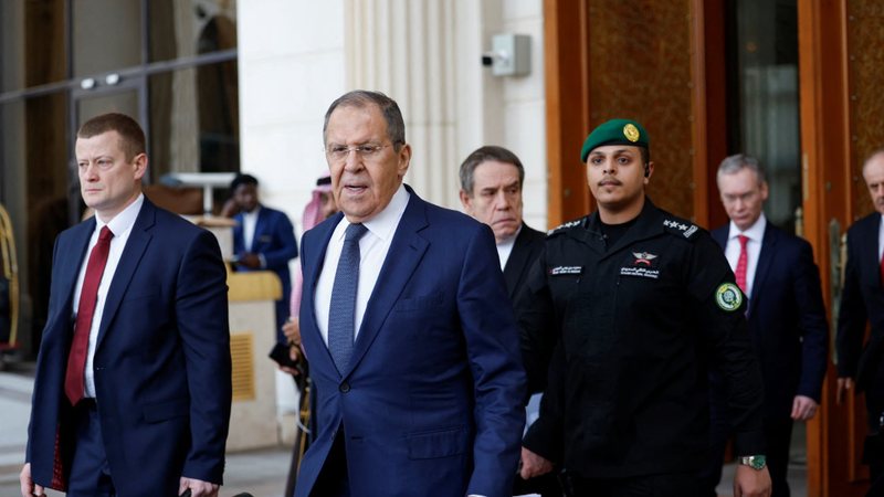 “Zelensky duhet rrahur me thupër”! Lavrov: Biden gaboi, Trump na kupton më mirë