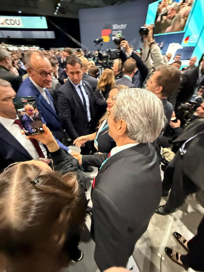 FOTOLAJM/ Të bëhesh klloun në moshën 81 vjeçare! Më fal se nuk të njoh, kush je ti?