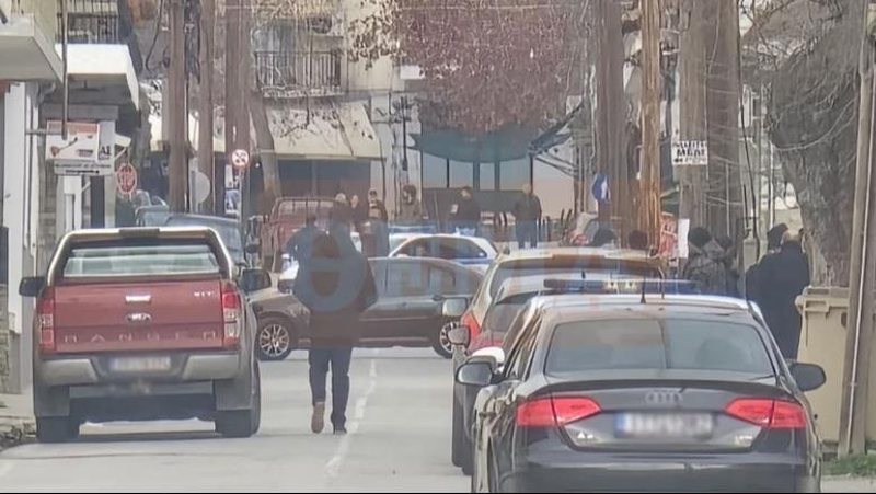 Ish-kandidati për deputet i ‘Agimit të Artë’ bën masakër në Larisa, vret 2 borxhlinjtë dhe s’pranon të dorëzohet