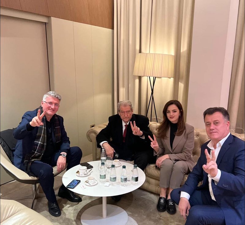 Një foto që flet më shumë se çdo fjalë dhe heshtja që tregon dorëzim