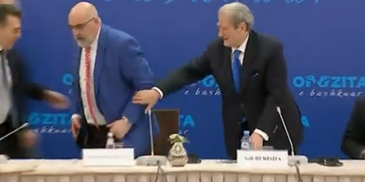 Hetoni milionat dhe jo intimat grave, idiotë të padobishëm të BKH-së: Mashtruesi politik Lacivita 20 milion i Trump nuk erdhi për PD por erdhi se u hap thesi i Ali Baba Berishës