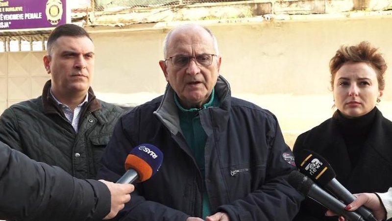 Përfaqësuesit e PL shkojnë të takojnë Metën tek 313-ta, por u refuzohet takimi! Vasili i revoltuar: Pritëm 1 orë e gjysmë në oborr Përfaqësuesit e PL shkojnë të takojnë Metën tek 313-ta, por u refuzohet takimi! Vasili i revoltuar: Pritëm 1 orë e gjysmë në oborr