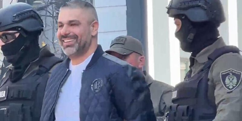 Shoqërohet në polici Bajri: Me pranga në duar dhe i buzëqeshur, momenti kur Safet Bajri hyn në Drejtorinë e Policisë së Tiranës Shoqërohet në polici Bajri: Me pranga në duar dhe i buzëqeshur, momenti kur Safet Bajri hyn në Drejtorinë e Policisë së Tiranës