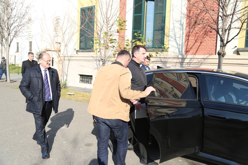 Gjykatësi Erion Bani lë në burg Erion Veliajn, ndryshon masën për Ajola Xoxen Gjykatësi Erion Bani lë në burg Erion Veliajn, ndryshon masën për Ajola Xoxen