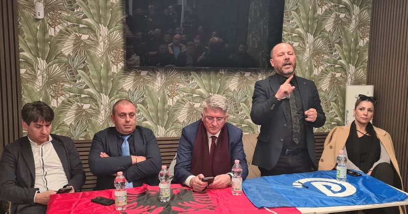 “Është me fat që është gjallë Doktor”! Dy muaj më pas, Xhelal Mziu dhe Agron Gjekmarkaj bëjnë fushatë së bashku “Është me fat që është gjallë Doktor”! Dy muaj më pas, Xhelal Mziu dhe Agron Gjekmarkaj bëjnë fushatë së bashku