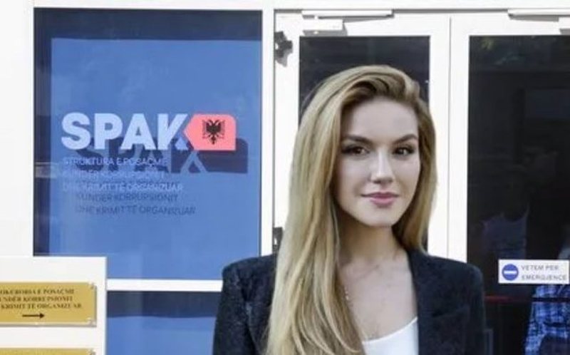 Sikur burrat e politikës të ishin sa gjysma e Ajola Xoxës! Sikur burrat e politikës të ishin sa gjysma e Ajola Xoxës!