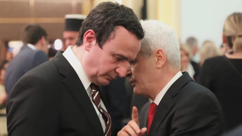 “A e dëgjuat Ramën e Spiropalin, gjuha shqipe të mos preket”?! Ali Ahmeti reagon pas deklaratës së Albin Kurtit për gjuhën shqipe në RMV: Kërko falje “A e dëgjuat Ramën e Spiropalin, gjuha shqipe të mos preket”?! Ali Ahmeti reagon pas deklaratës së Albin Kurtit për gjuhën shqipe në RMV: Kërko falje