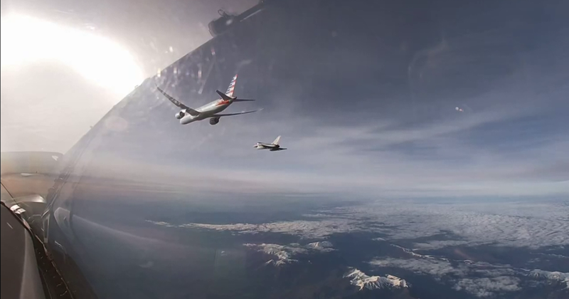 VIDEO/ Tension mes pasagjerëve, avionët ushtarakë italianë shoqërojnë aeroplanin amerikan VIDEO/ Tension mes pasagjerëve, avionët ushtarakë italianë shoqërojnë aeroplanin amerikan